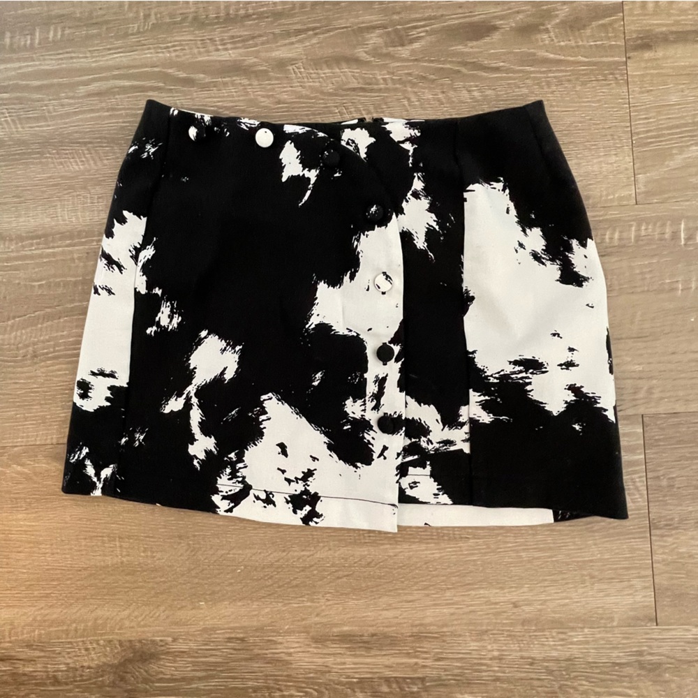 Urban Outfitters Women's Black and White Skirt